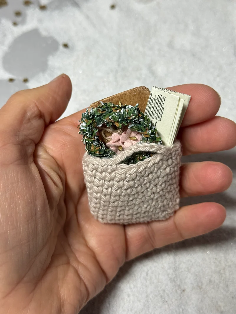 Mini Häkeltasche 5 cm – handgemacht | Zubehör für Wichteltür, Puppenhaus & Mäusehaus (Maßstab 1:12)