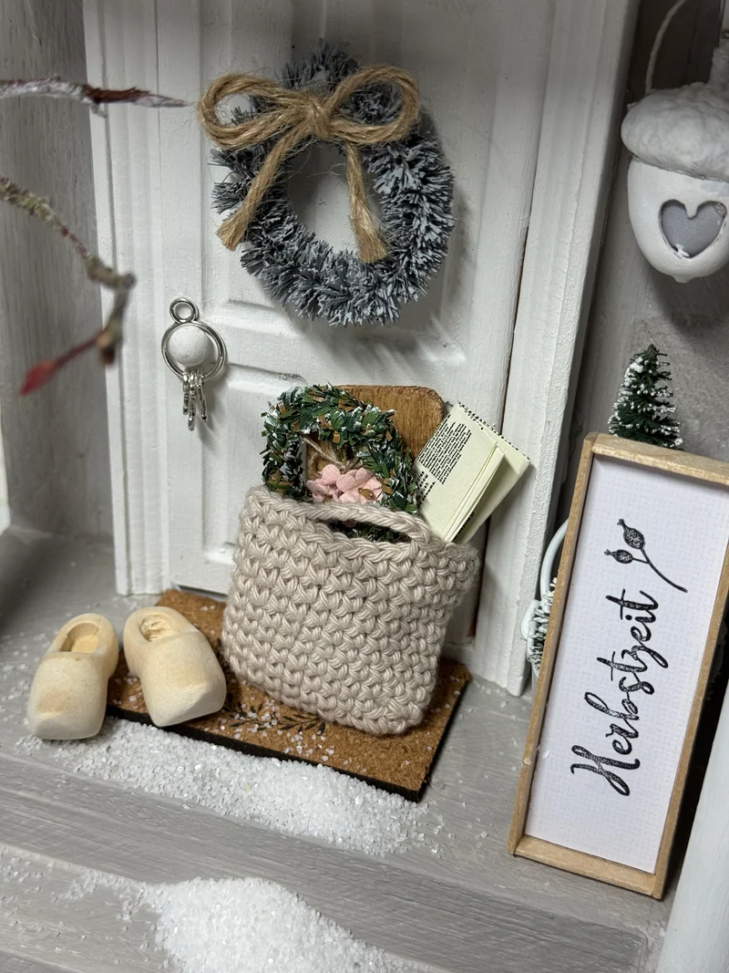 Mini Häkeltasche 5 cm – handgemacht | Zubehör für Wichteltür, Puppenhaus & Mäusehaus (Maßstab 1:12)