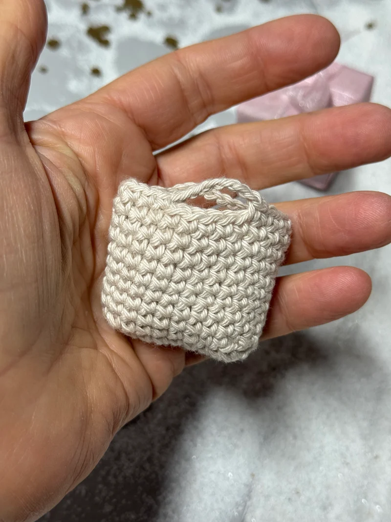 Mini Häkeltasche 5 cm – handgemacht | Zubehör für Wichteltür, Puppenhaus & Mäusehaus (Maßstab 1:12)