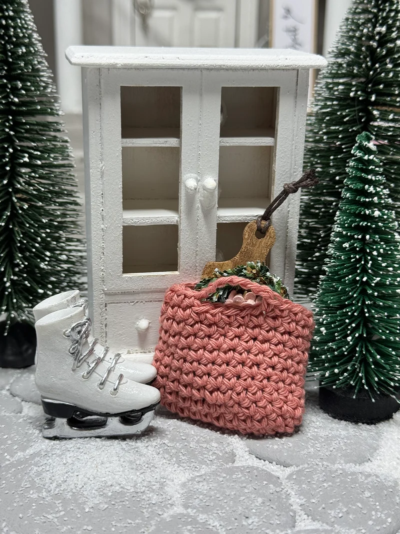 Mini Häkeltasche 5 cm – handgemacht | Zubehör für Wichteltür, Puppenhaus & Mäusehaus (Maßstab 1:12)