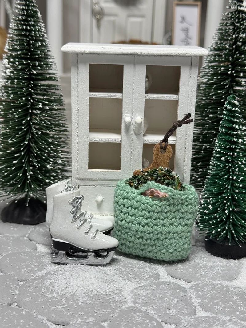 Mini Häkeltasche 5 cm – handgemacht | Zubehör für Wichteltür, Puppenhaus & Mäusehaus (Maßstab 1:12)
