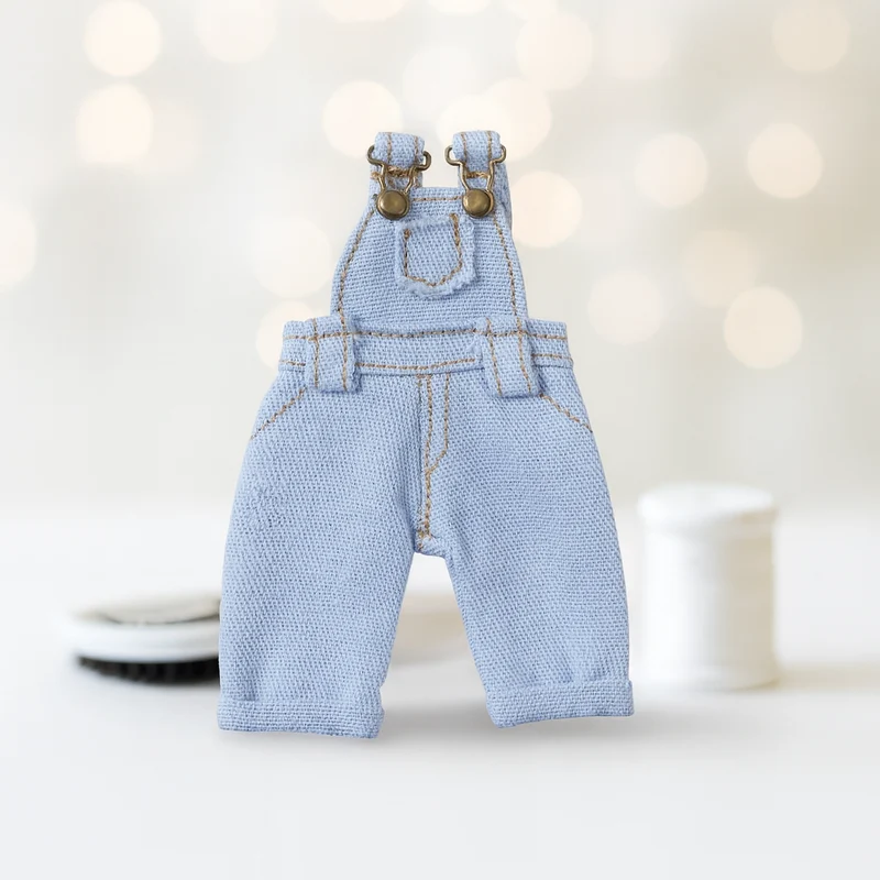 Miniatur Latzhose Jeans blau – Wichtel Zubehör ca. 8,5x4cm