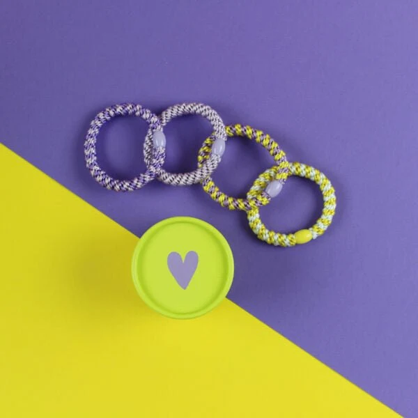 Haargummi-Set gelb/flieder mit 4 Haargummis in runder Geschenkbox