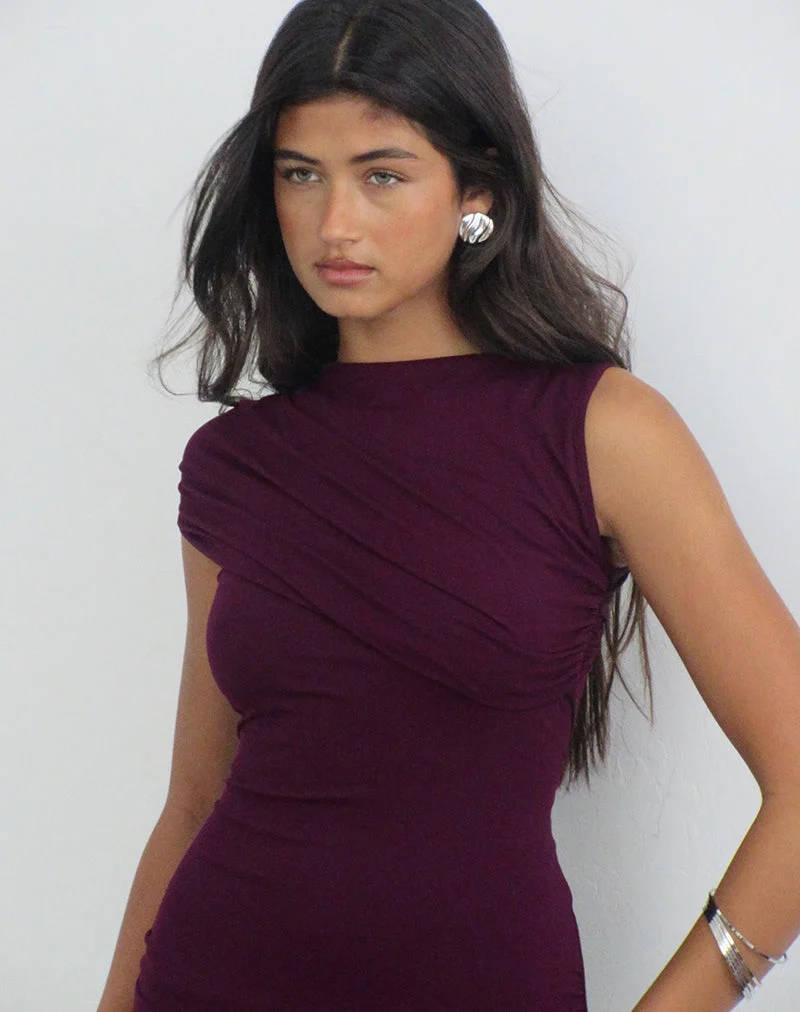 Selindu-Minikleid im Wickelstil mit Cape in der Farbe „Fig“