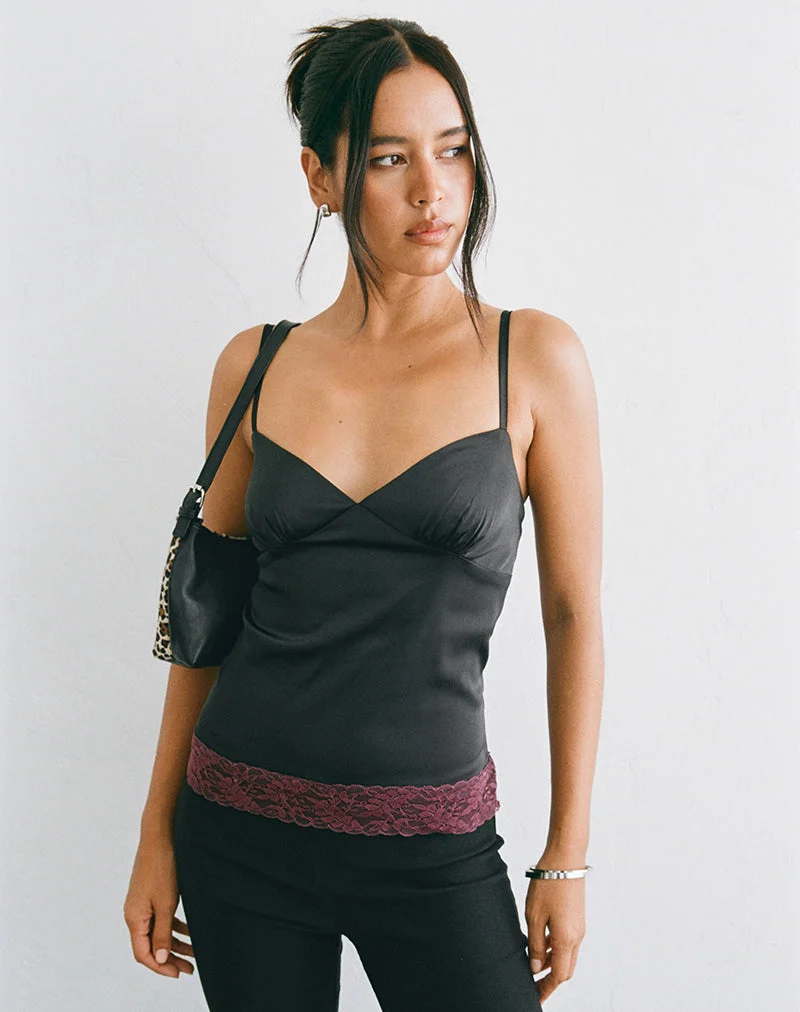 Camara-Top aus schwarzem Satin mit burgunderroter Spitzenborte