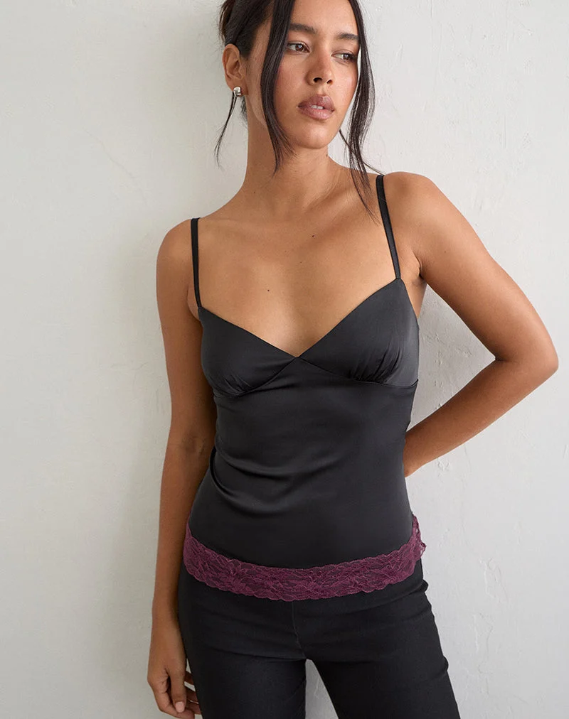 Camara-Top aus schwarzem Satin mit burgunderroter Spitzenborte