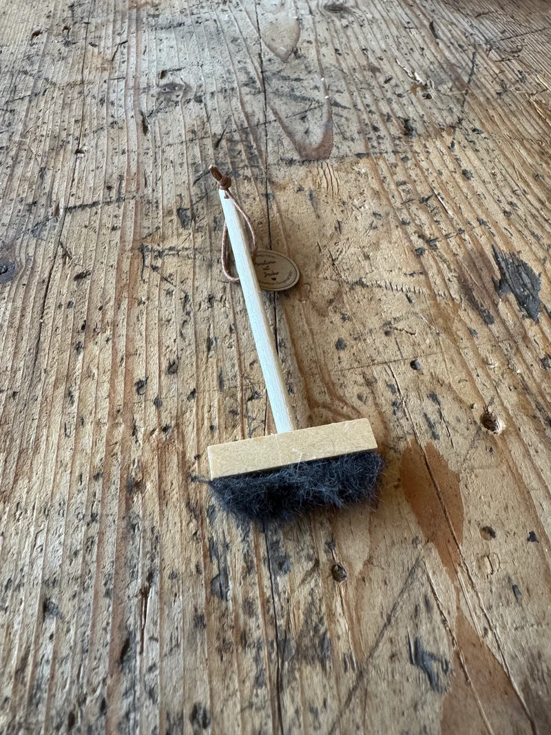 Besen Miniatur mit Aufhängung für Puppenhaus und Wichteltür 1:12