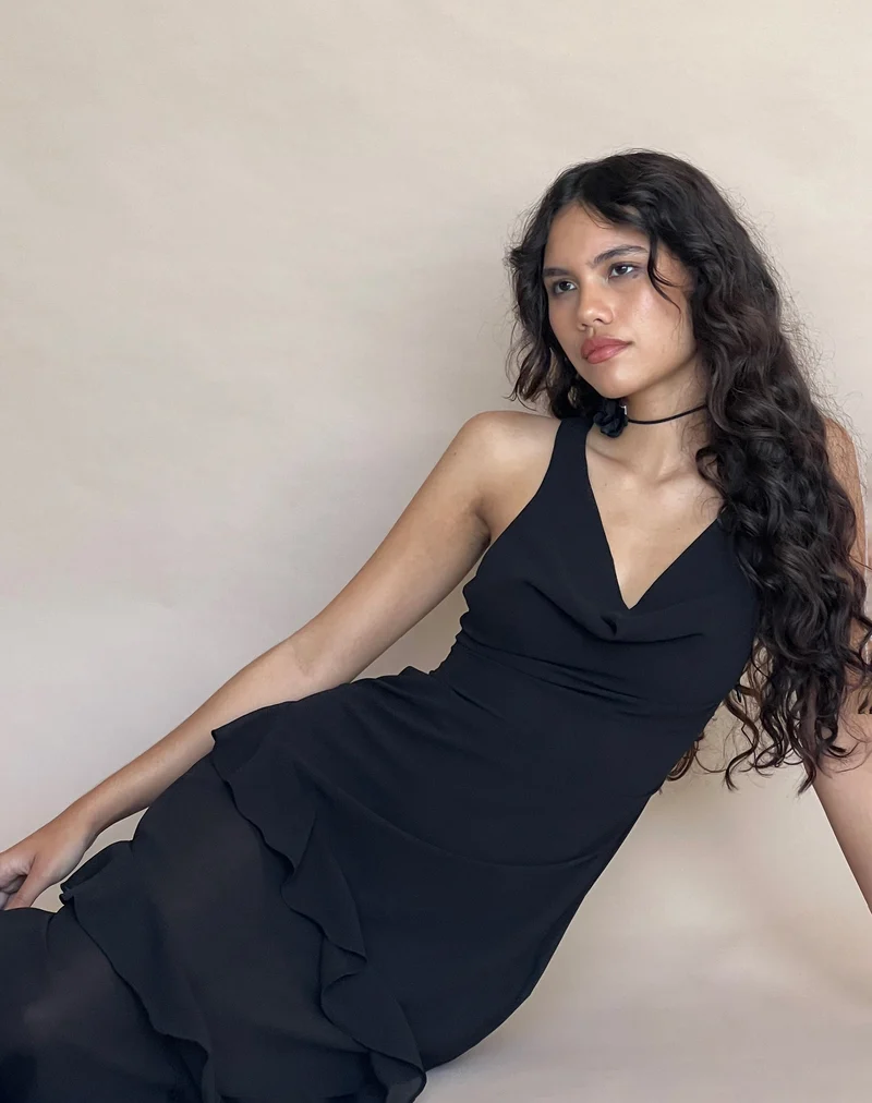 Otna Chiffon-Maxikleid mit Rüschenbesatz in Schwarz