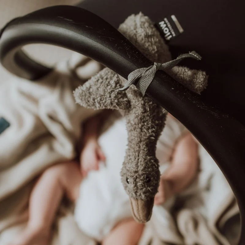 Einschlafhilfe & Kuscheltier Gans inkl. Soundbox "Liva Comforter on the go" - Grau