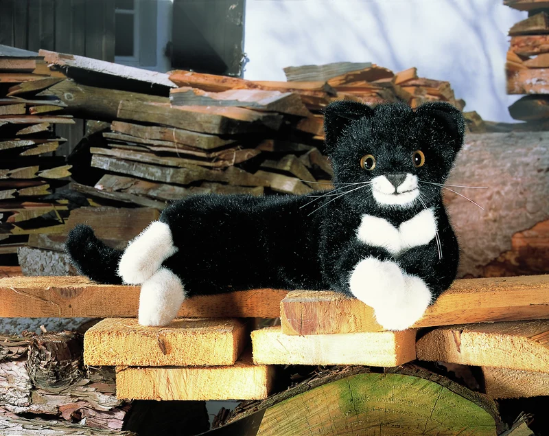 Kösen F5470 Katze liegend "Fini"