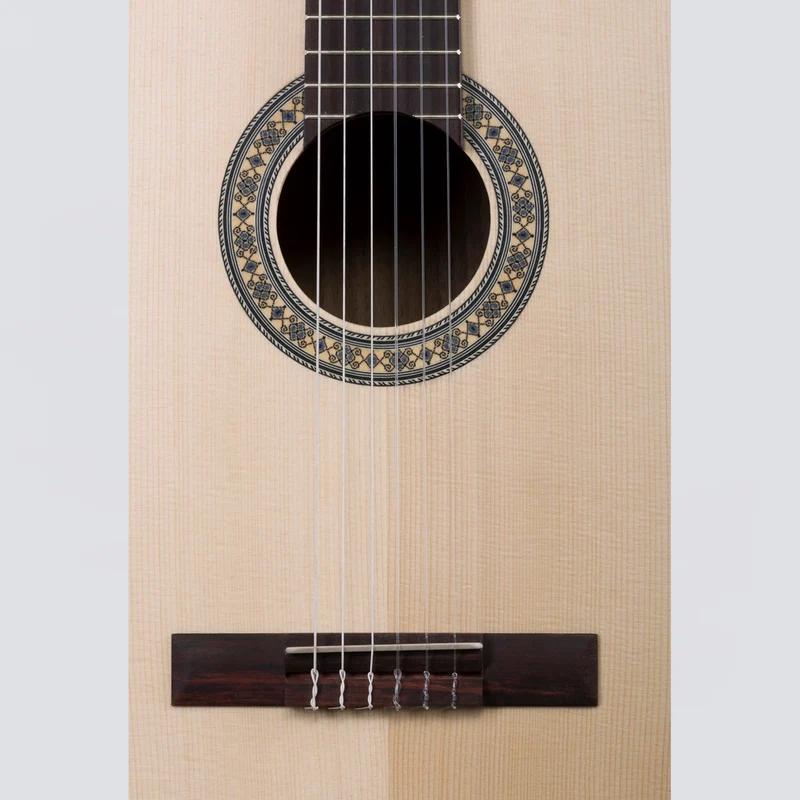 VOLT Konzertgitarre Sevilla KG-5000 (4/4, offenporig, Sattelbreite 48 mm)