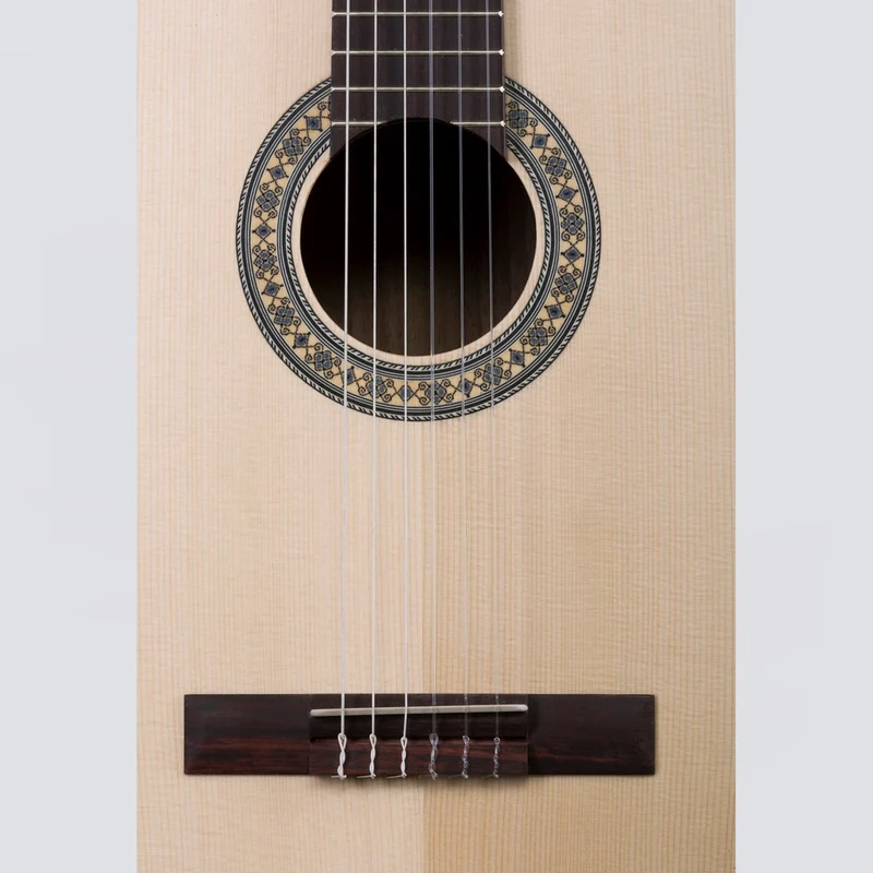VOLT Konzertgitarre Sevilla KG-5000 (4/4, offenporig, Sattelbreite 52mm)