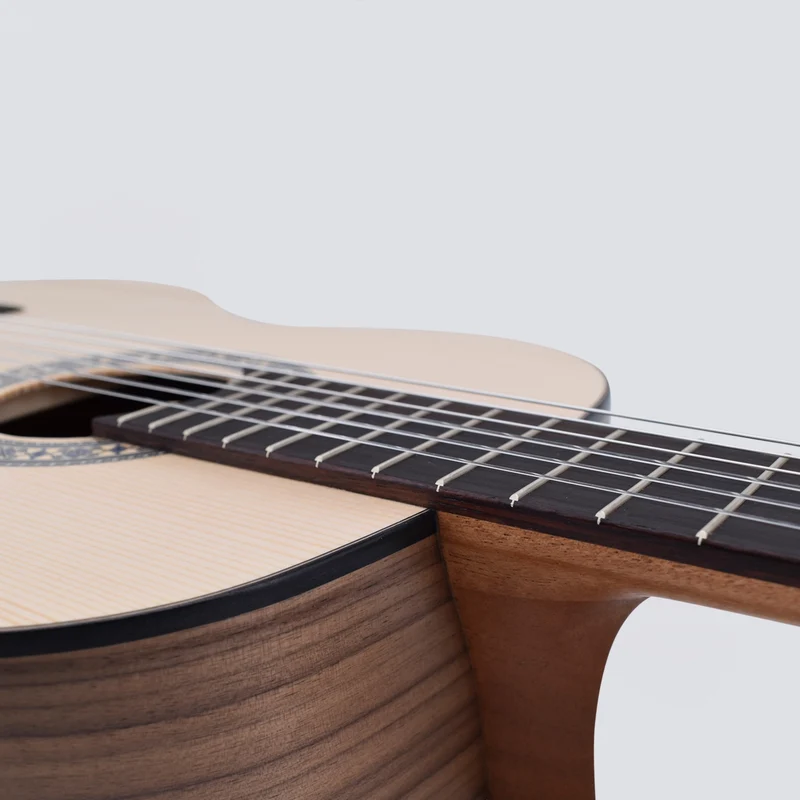 VOLT Konzertgitarre Sevilla KG-5000 (4/4, offenporig, Sattelbreite 52mm)