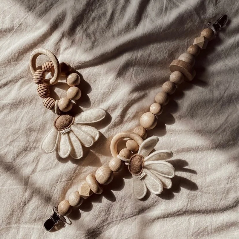 Rassel aus Holz - DAISY Blume