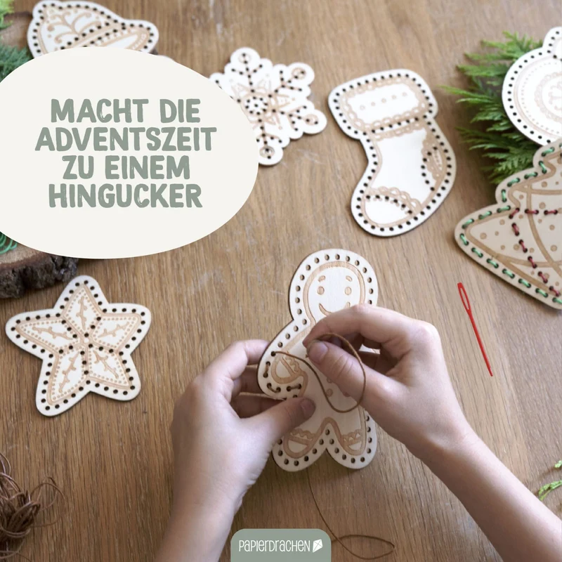 Fädelset aus Holz zu Weihnachten