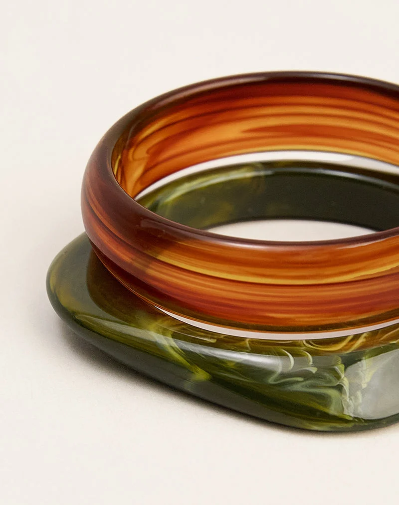 Set aus braunen und grünen Acryl-Armreifen