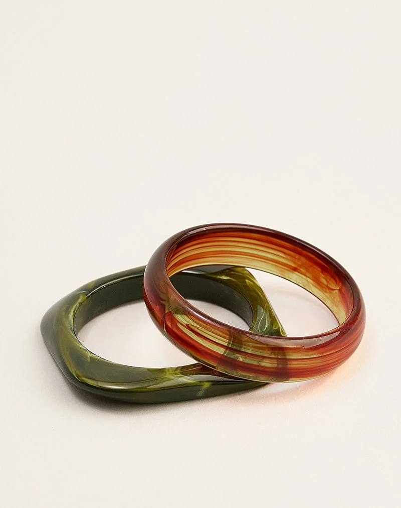 Set aus braunen und grünen Acryl-Armreifen