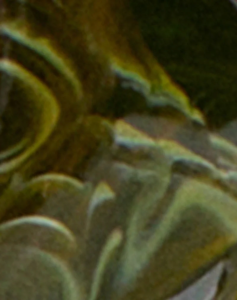 Set aus braunen und grünen Acryl-Armreifen