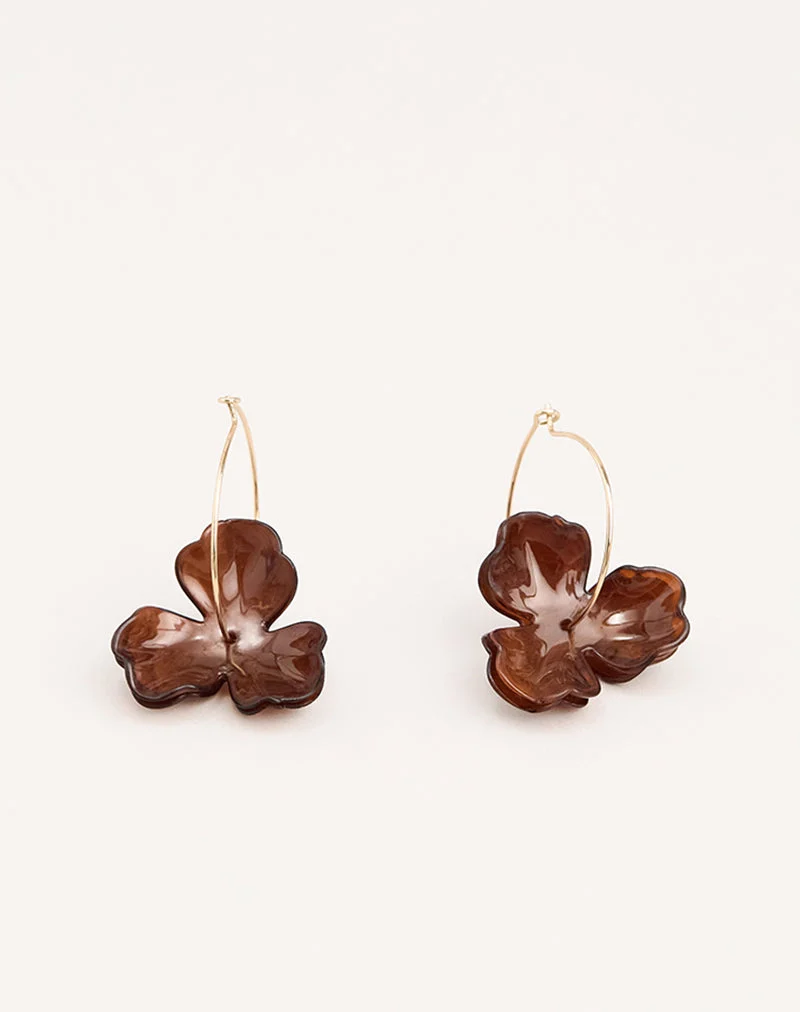 Braune Acrylblumen-Ohrringe mit goldenem Reif