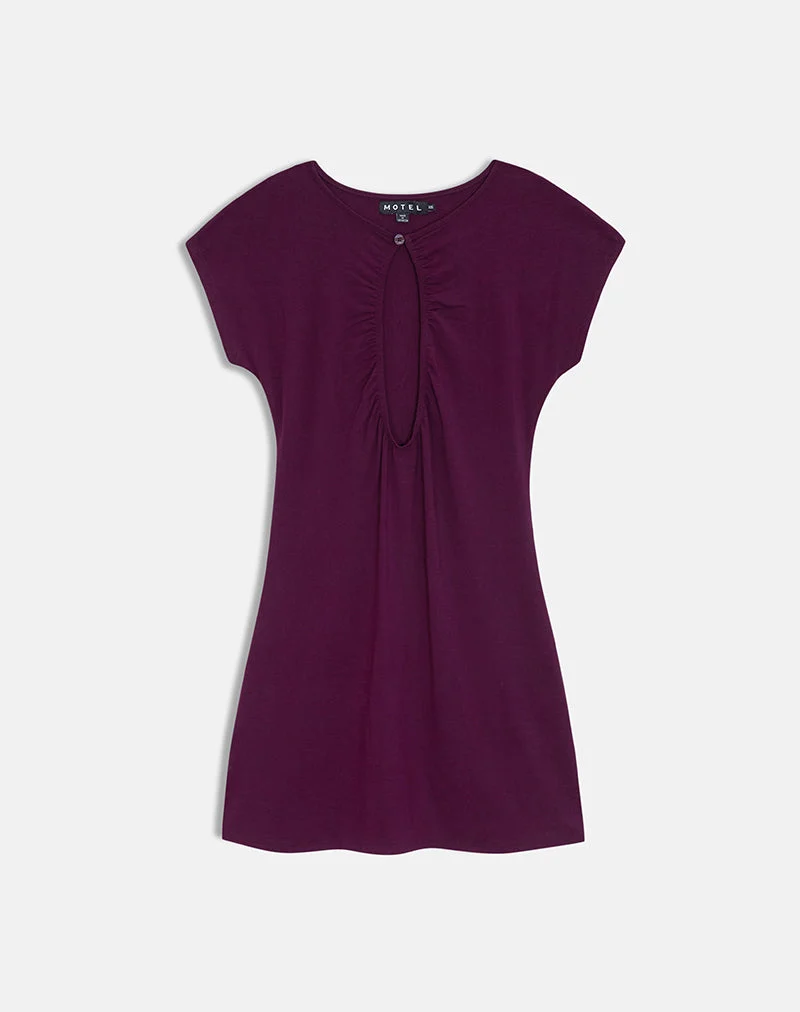 Adison Minikleid mit Schlüssellochausschnitt und Rüschen aus Rayon-Jersey in der Farbe „Fig“