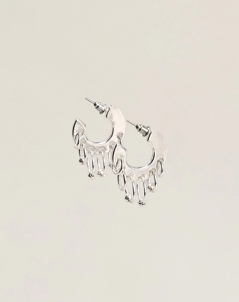Ohrringe mit silberner Kette und Creolen