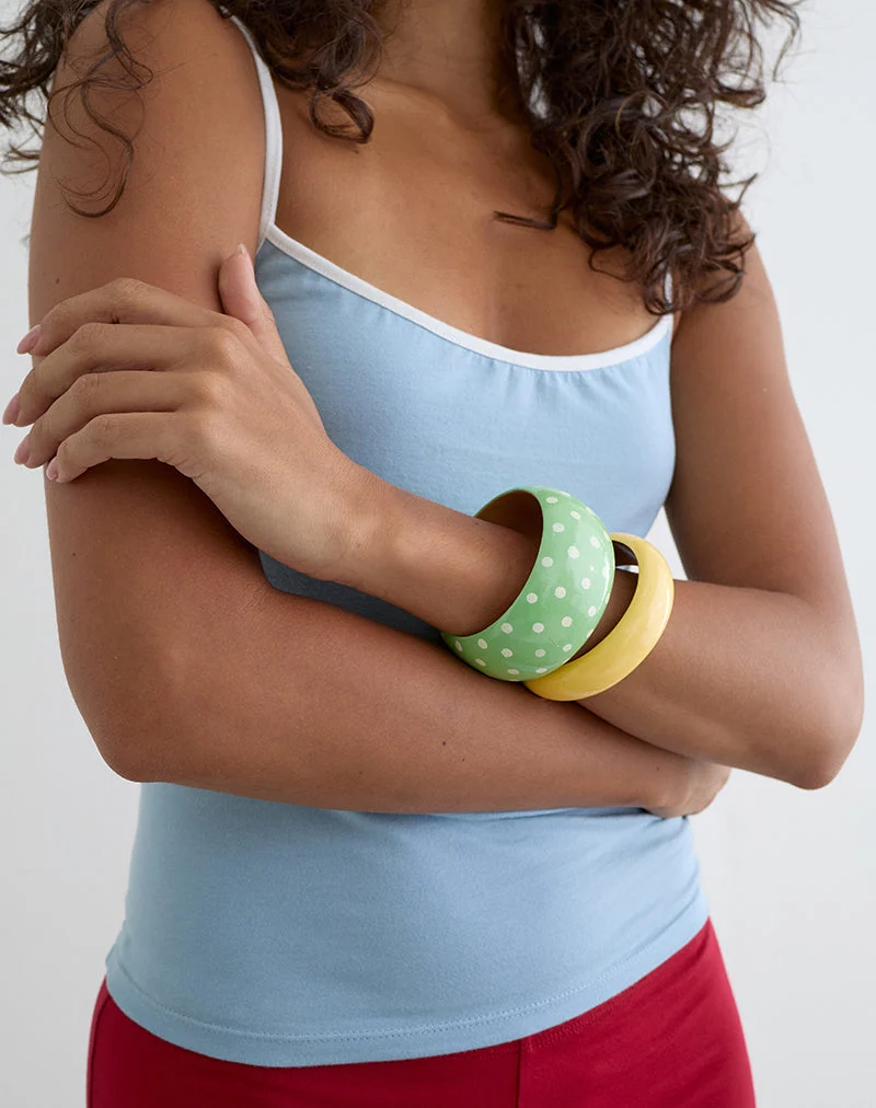 Armreif-Set aus grünem Armreif mit Polka-Dots und gelbem Armreif
