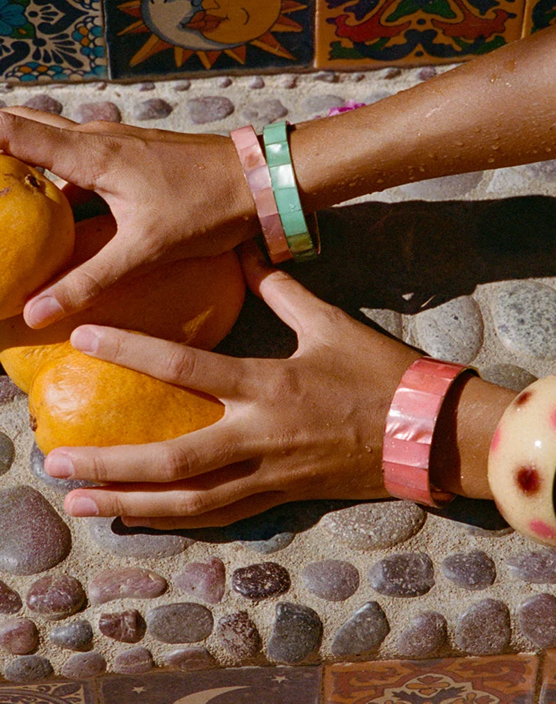 Armband aus rosa Kunstharz und Messing