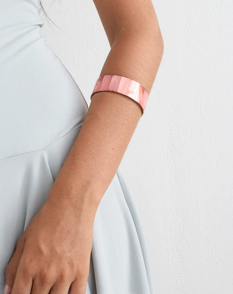 Armband aus rosa Kunstharz und Messing