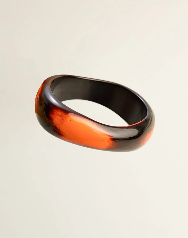 Schwarzer und orangefarbener Holzarmreif