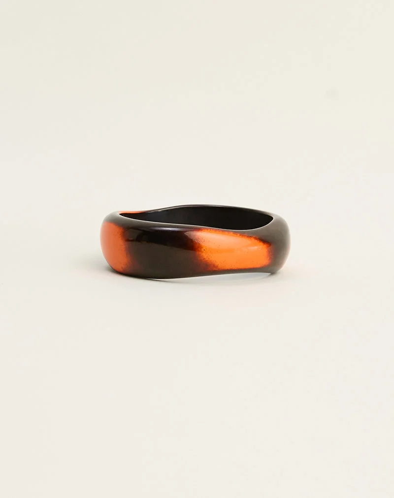 Schwarzer und orangefarbener Holzarmreif