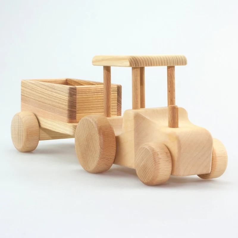 Holztraktor mit Anhänger