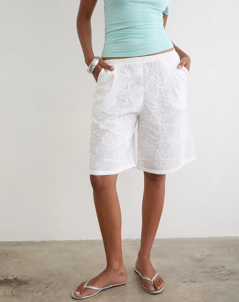 Ennea Longline-Shorts in „Broderie White“