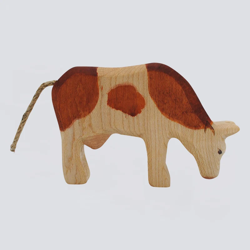 Holzwald Holzfigur Kuh fressend
