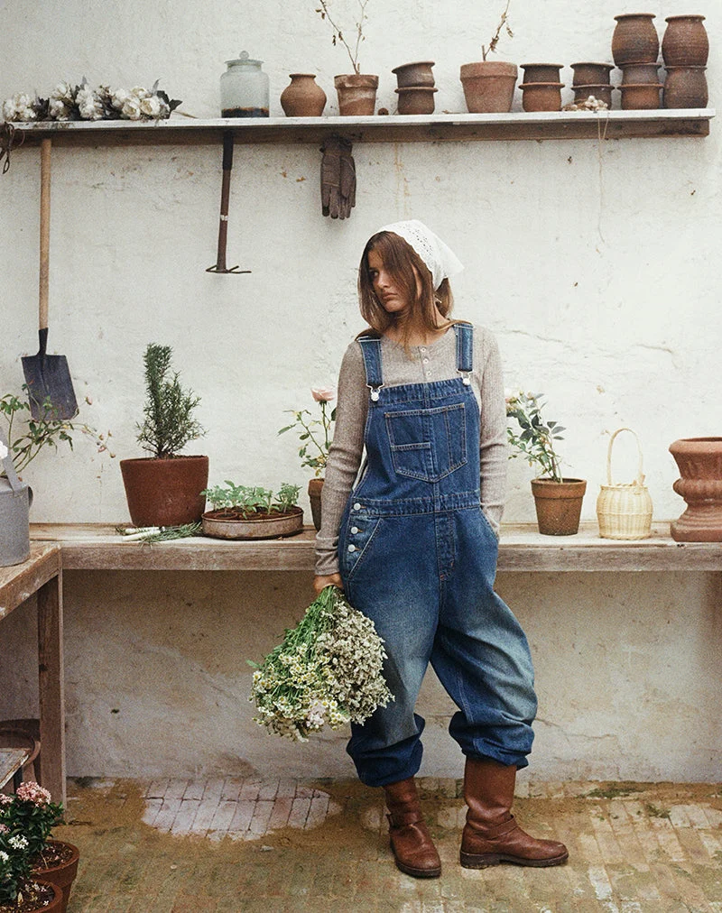 Jeans-Latzhose in Mittelblau