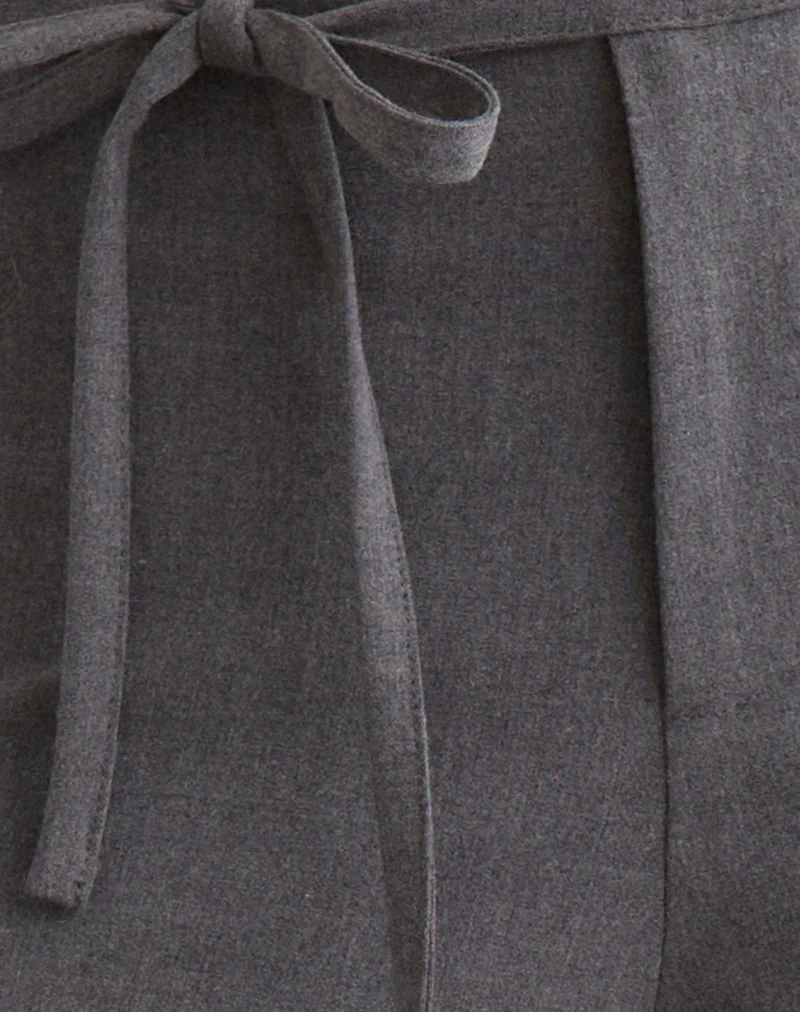 Diomira Hose in Grau mit Krawatte