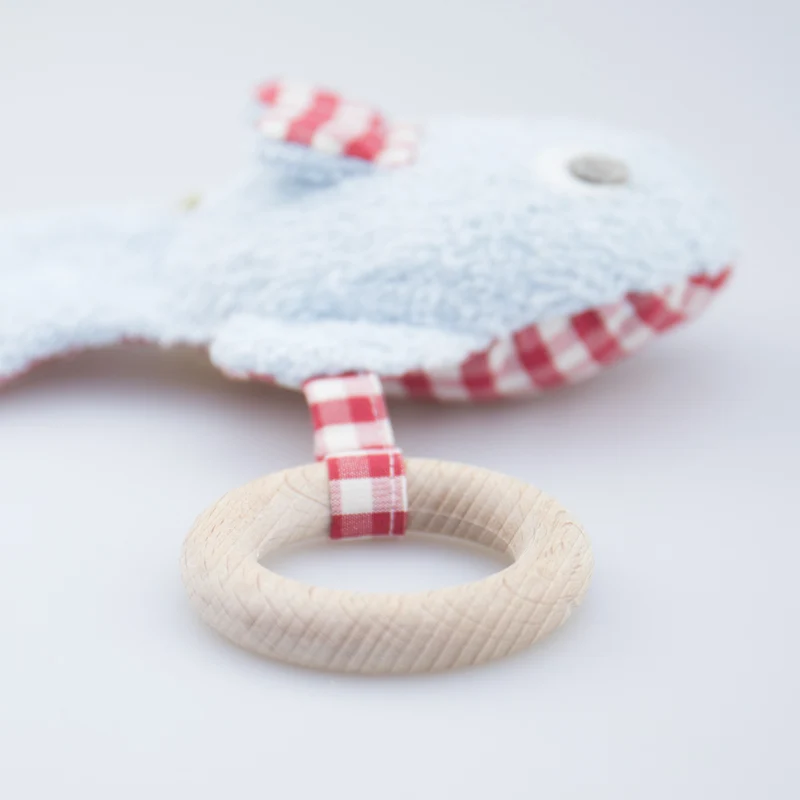 Efie Greifling Fisch mit Holzring hellblau