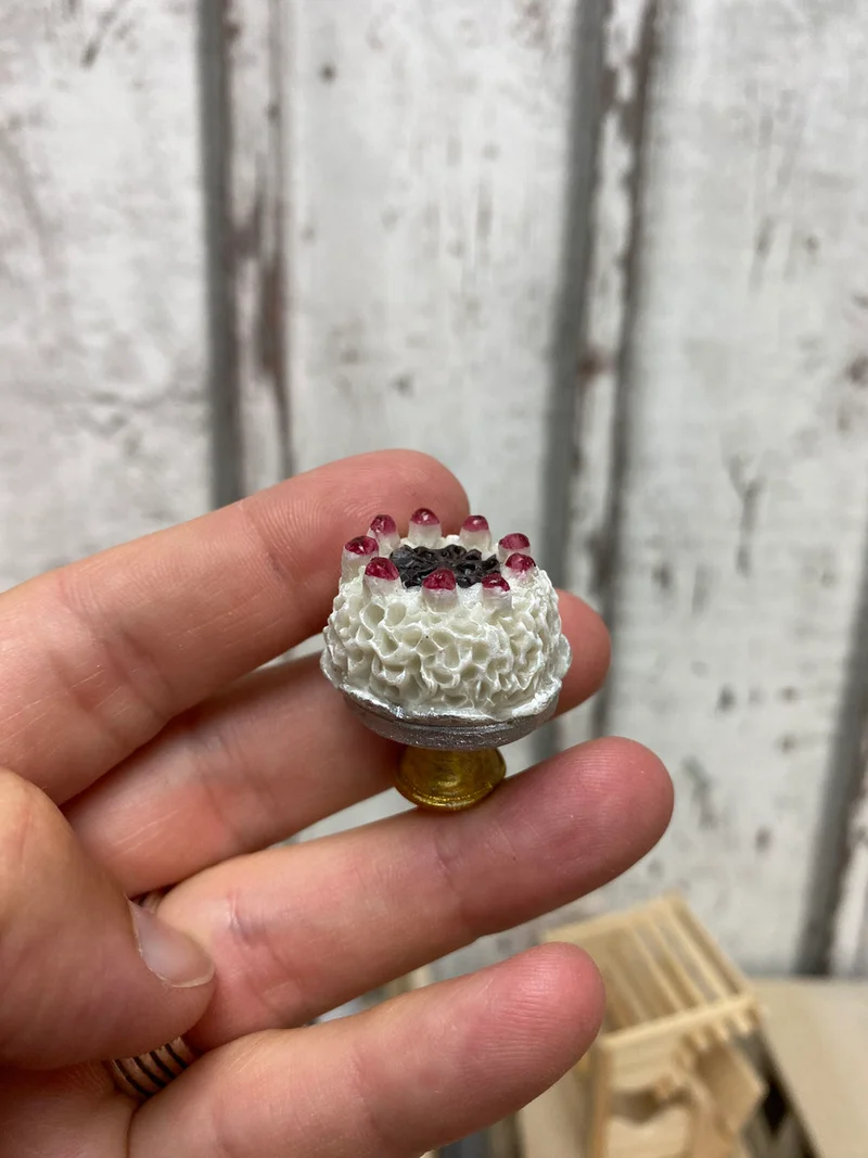 Miniatur-Torte mit Kirschen auf Kuchenplatte 1:12