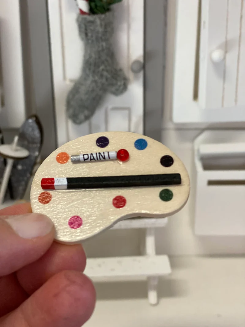 Malpalette mit Pinsel und Farbtube