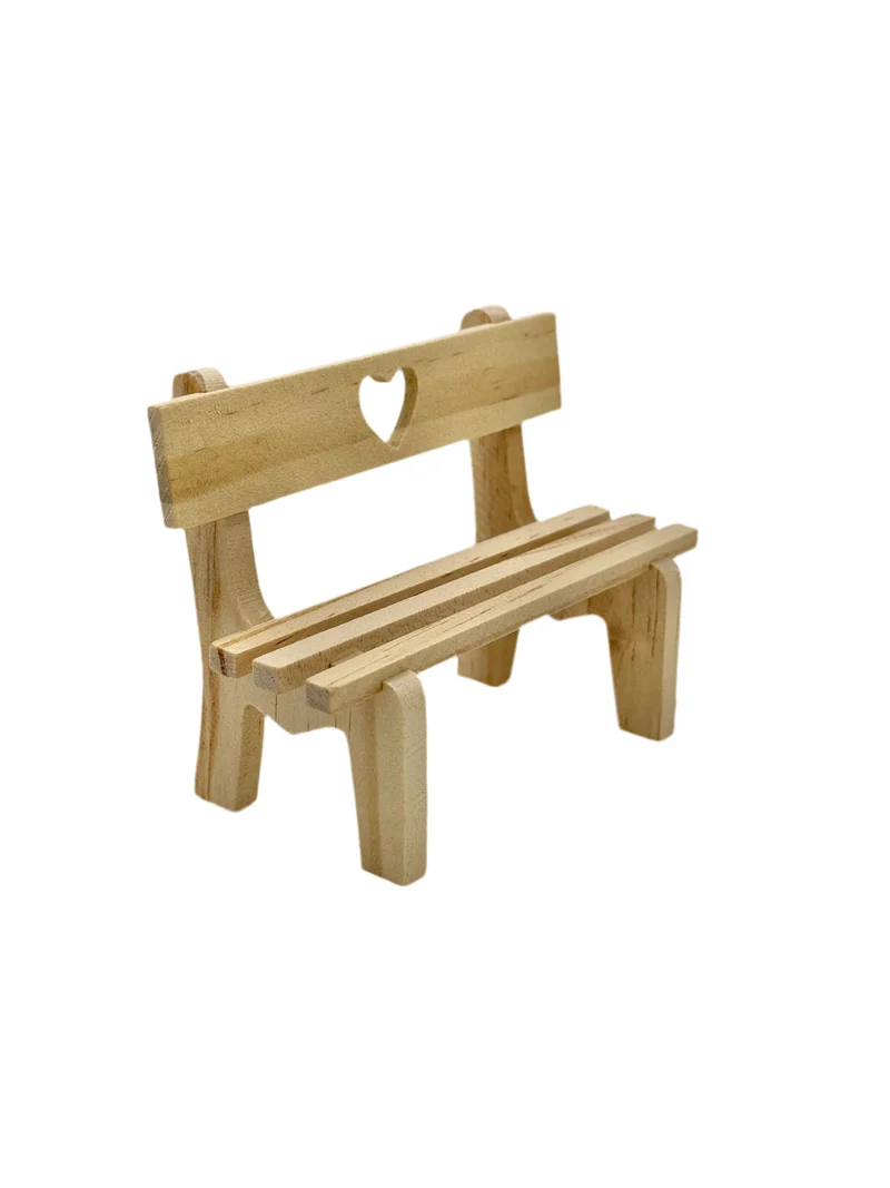 Holzbank mit Herzchenausschnitt