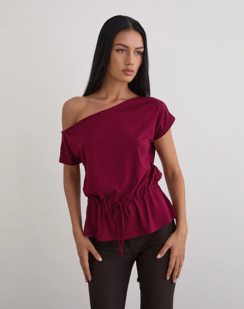 Sika One Shoulder Top in Burgunderrot mit Bindegürtel