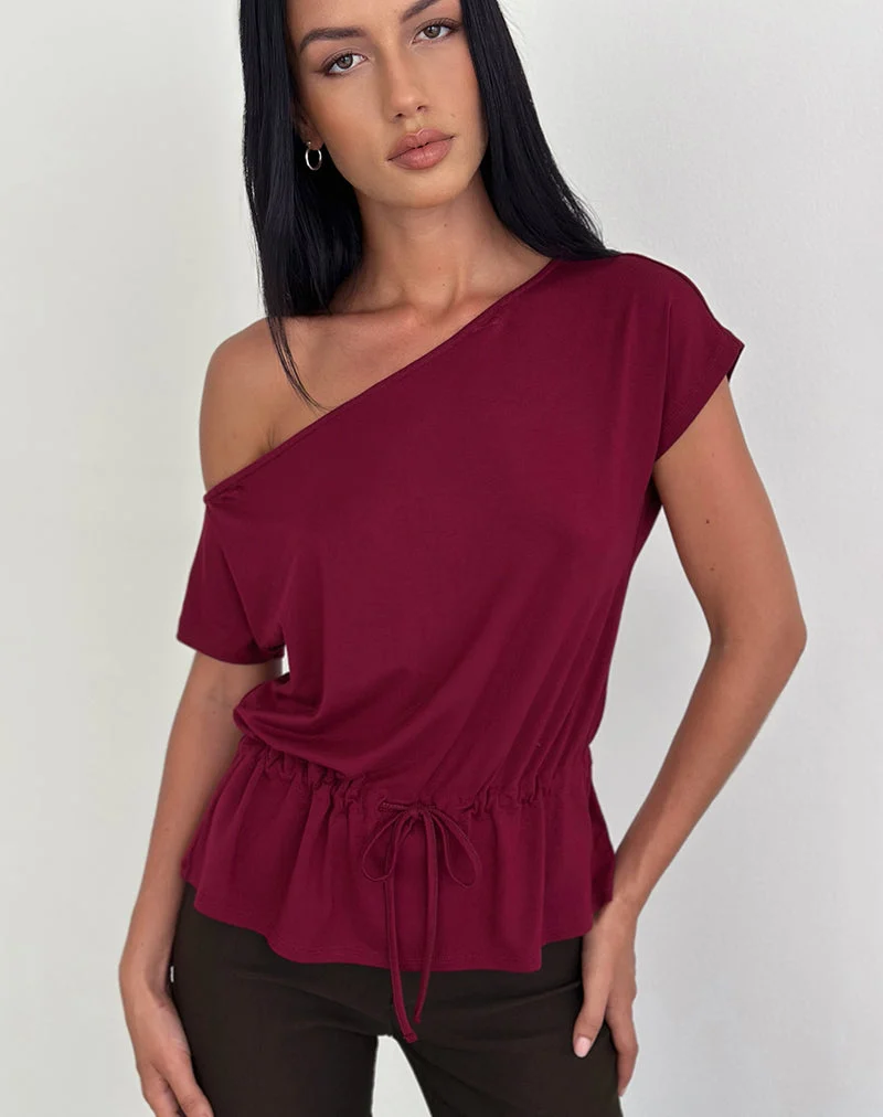 Sika One Shoulder Top in Burgunderrot mit Bindegürtel
