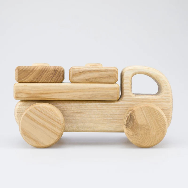 Kleines Holzauto zum Stecken