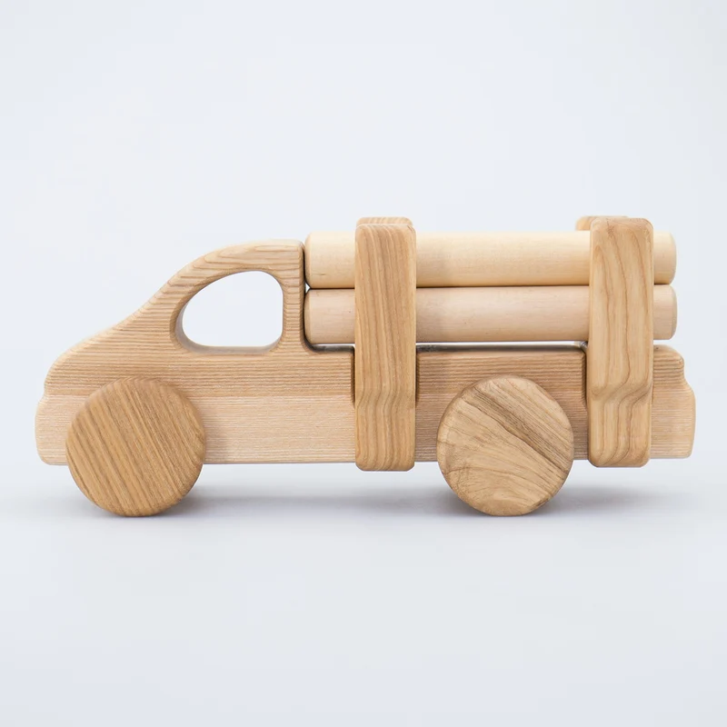 Holzauto mit Holzstämmen