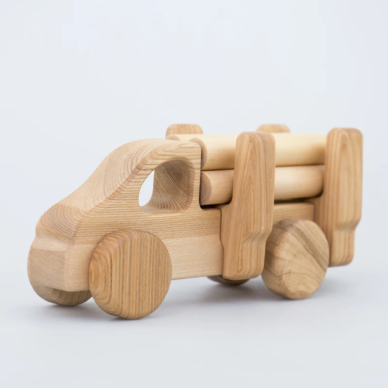 Holzauto mit Holzstämmen