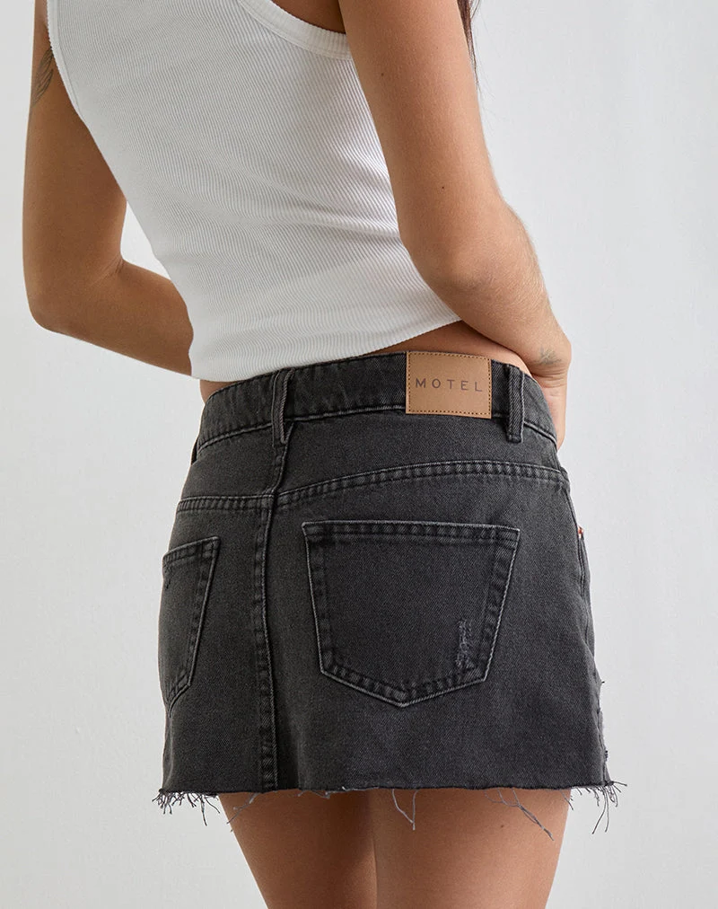 Minirock aus Denim mit zerrissenen, unversäuberten Säumen in Vintage-Schwarz