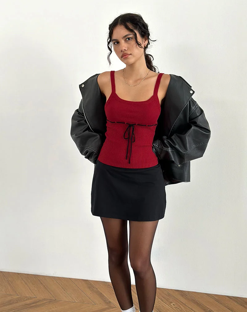 Joanie Rib Cami Top in Rot mit schwarzer Krawatte
