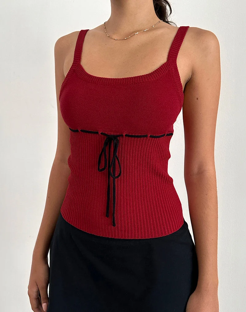 Joanie Rib Cami Top in Rot mit schwarzer Krawatte
