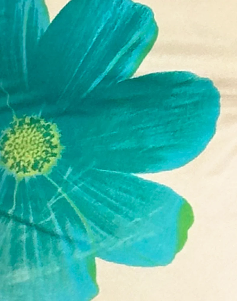 Dudley Vest Top in Buttermilch mit blau gemalter Blume