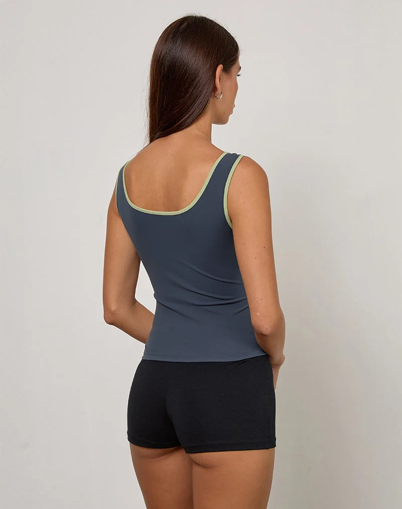 Pilon Vest Top in Marineblau mit Salbei-Bindung