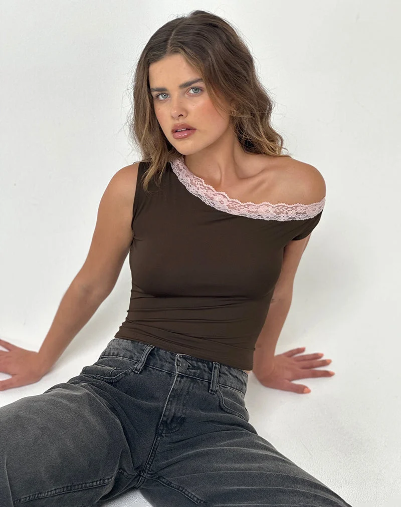 Soleh One Shoulder Top aus braunem Slinky mit rosa Spitze